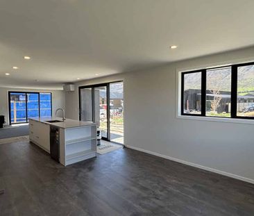 Spacious Three Bedroom Home - Photo 1