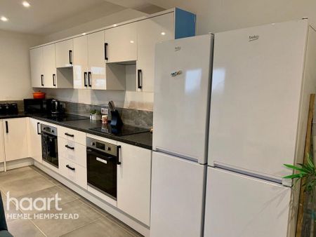 1 bedroom in a house share to rent - Photo 3