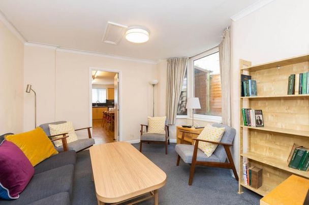 stunning 6 bedroom house located near the green spaces of Finsbury Park - Photo 1