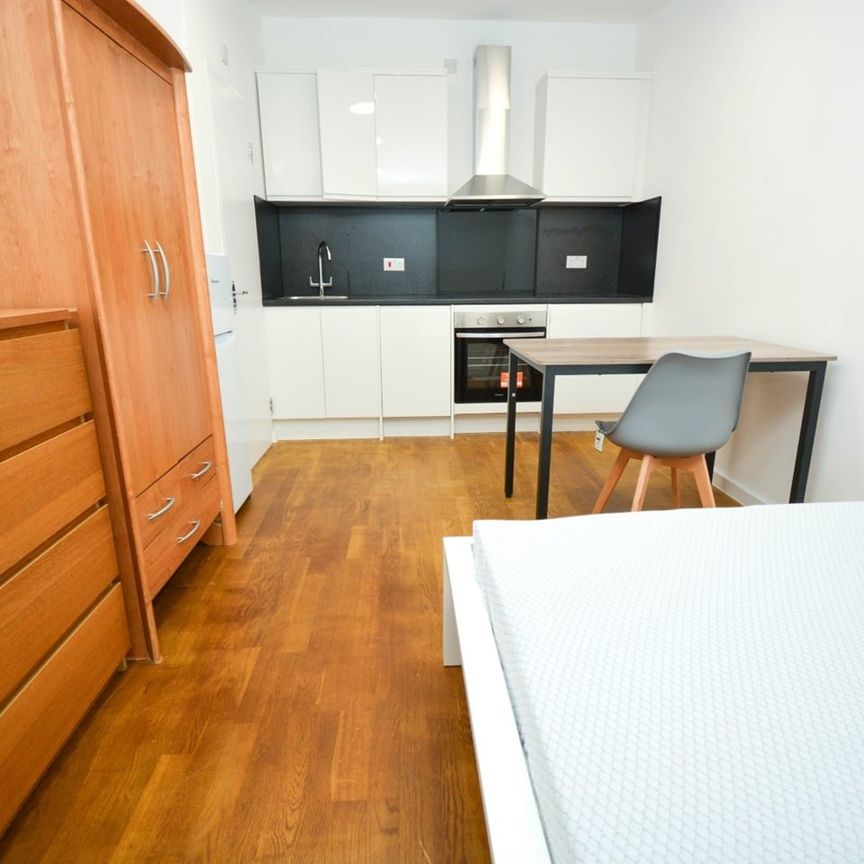 Studio Flat, Edwin Street, E16 - Photo 1