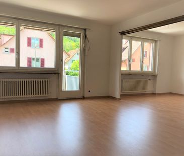 Gemütliche und grosszügige Wohnung an zentraler Lage - Photo 1