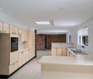 Freshly Renovated House â Spacious and Ready to Move In! - Photo 6