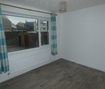 3 bedroom end of terrace house to rent - Photo 4