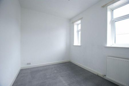 3 bedroom end of terrace house to rent - Photo 3