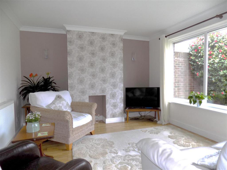 2 bedroom semi-detached bungalow to rent - Photo 3