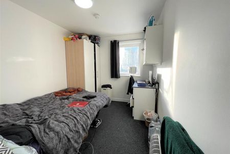 3 bedroom flat to rent - Photo 4