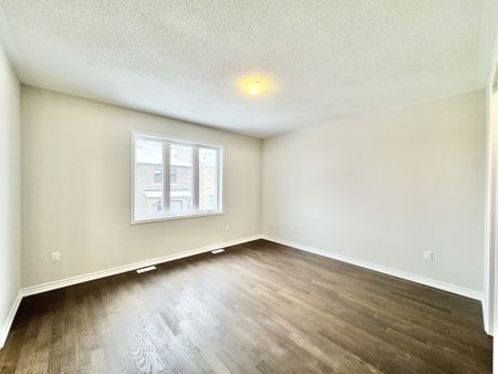 For Lease - 48 Gretzky Avenue, Barrie, Ontario - Photo 3