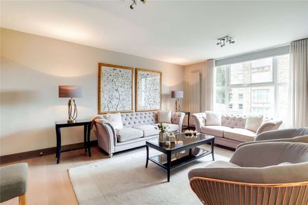 Newly refurbished three bedroom flat set over the second floor of a smart modern gated apartment block. - Photo 3