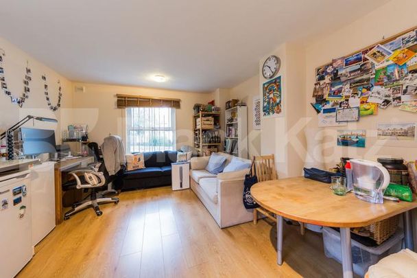 modern 1 bedroom property with access to communal gardens - Photo 1