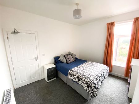 Room 3, 7 Coronation Road - Photo 3