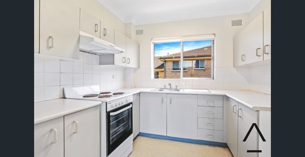 Top floor one bedroom apartment with glimpse of water views - Photo 1