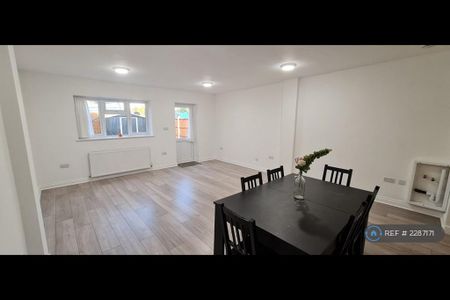 4 bedroom semi-detached house to rent - Photo 3