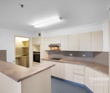Superb & Sizeable apartment on St Kilda Road! - Photo 2