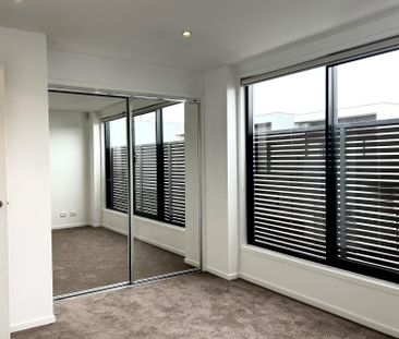 Modern, architecturally designed townhouse - Photo 6
