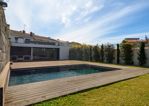 Moradia V5 em Senhora da Hora com jardim e piscina