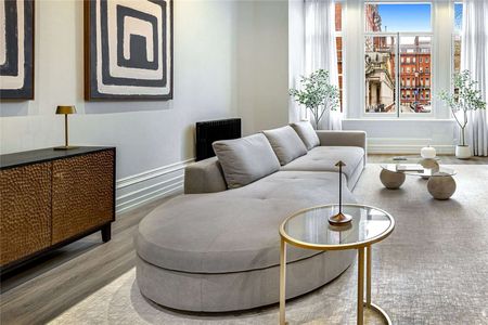 Meticulously refurbished three bedroom duplex apartment on the highly sought after Cadogan Square. - Photo 3