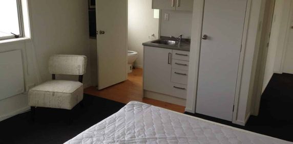 1 Bedroom in Hillcrest - Power and Wifi included - Photo 2