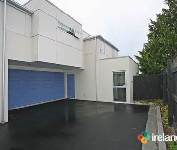 Modern Townhouse with Three Bedrooms! - Photo 1