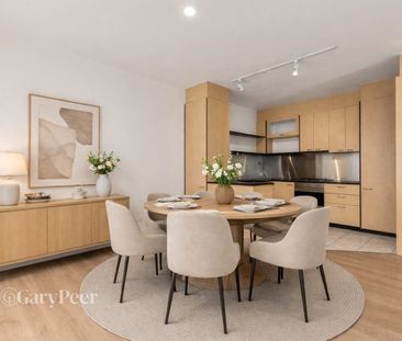 Light-filled townhouse living with focus on privacy & convenience - Photo 2