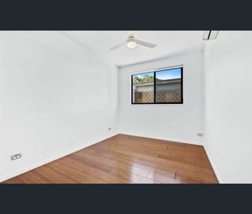 Contemporary Living in Tranquil Complex | Airconditioning + Courtyard - Photo 5