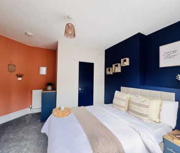 BEDROOM 1- LARGE DOUBLE ENSUITE - Photo 2