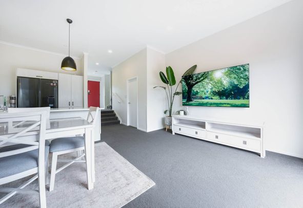 Sun-Filled Modern 3 Bedroom Home in Hobsonville! - Photo 1