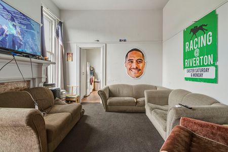 2026 – Spacious Six-Bedroom Home in Prime Location Near the University. - Photo 2