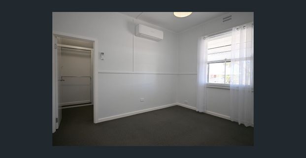 Neat & Freshly Painted 3 bedroom home - Photo 1