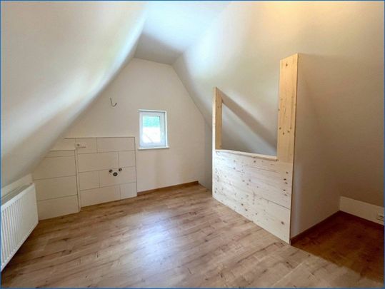 Erstbezug - heimelige 4,5 Zi.-Wohnung im OG und DG mit Fernblick und Garage! - Photo 1