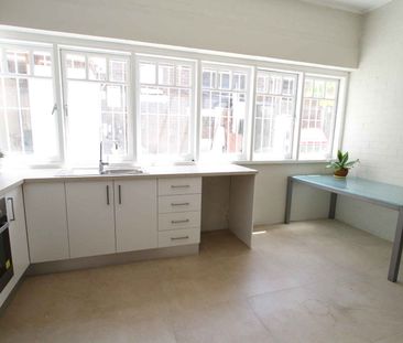 SPACIOUS STUDIO IN PRIME LOCATION. - Photo 2