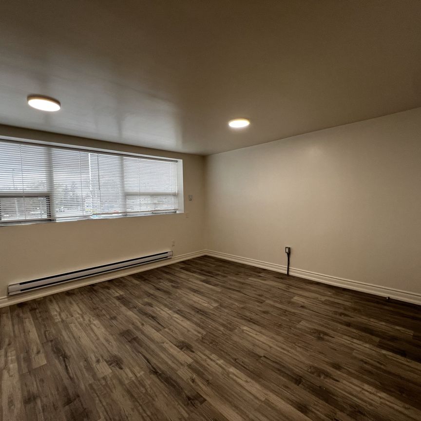 For Lease - 1989 Lawrence Avenue Unit# 1, Toronto, Ontario - Photo 1