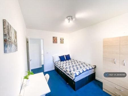4 bedroom flat to rent - Photo 5