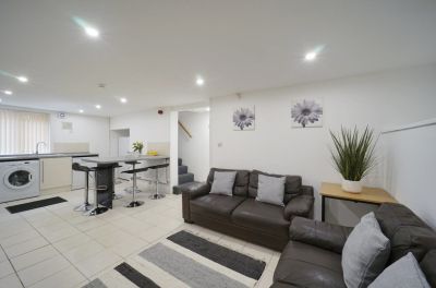 6 bedroom House in Delph Mount, Leeds - Photo 4