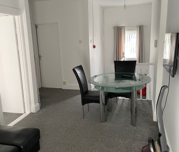 This Victorian townhouse is just a 2 minute walk to Singleton Park ... - Photo 1