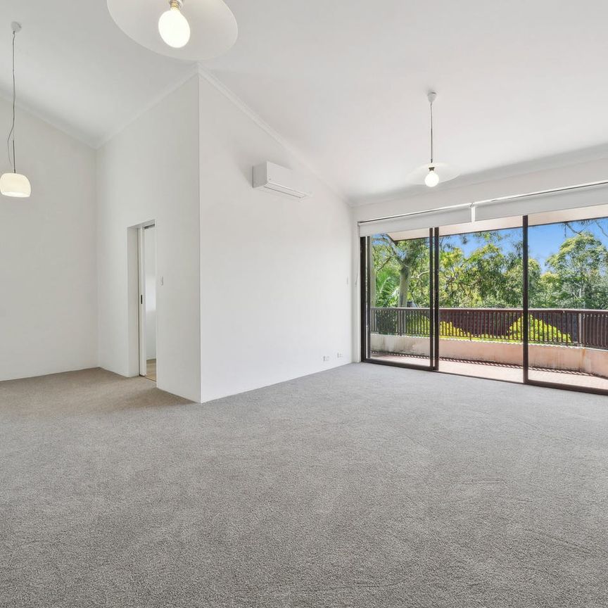 3 BEDROOM, TOP FLOOR APARTMENT - Photo 1