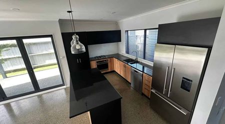 Stylish 3-Bedroom Home in East Tamaki Heights - Photo 4