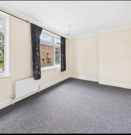 2 Bed Terraced House, Oakley Road, LU4 - Photo 3