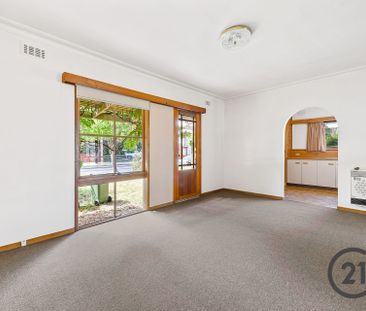 Beautiful Home in the Heart of Cranbourne! - Photo 5