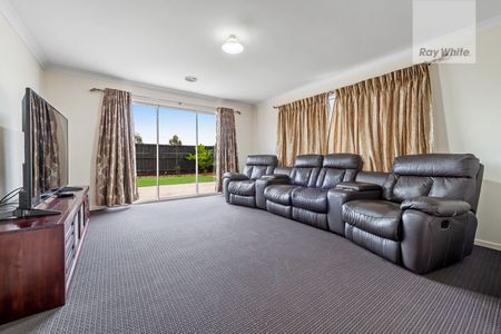 Grand Family Home - Photo 2