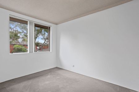 Conveniently Located Modern Apartment - Photo 3