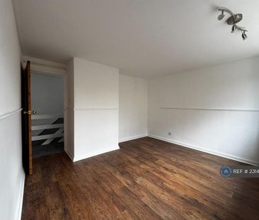 4 bedroom semi-detached house to rent - Photo 2