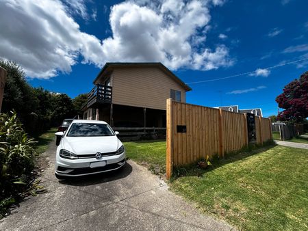 Charming 3 bedroom + Study/4th Bed Home with Water Glimpses - Photo 2