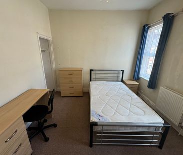 Queen Victoria Street, South Bank - P1076 - Photo 5