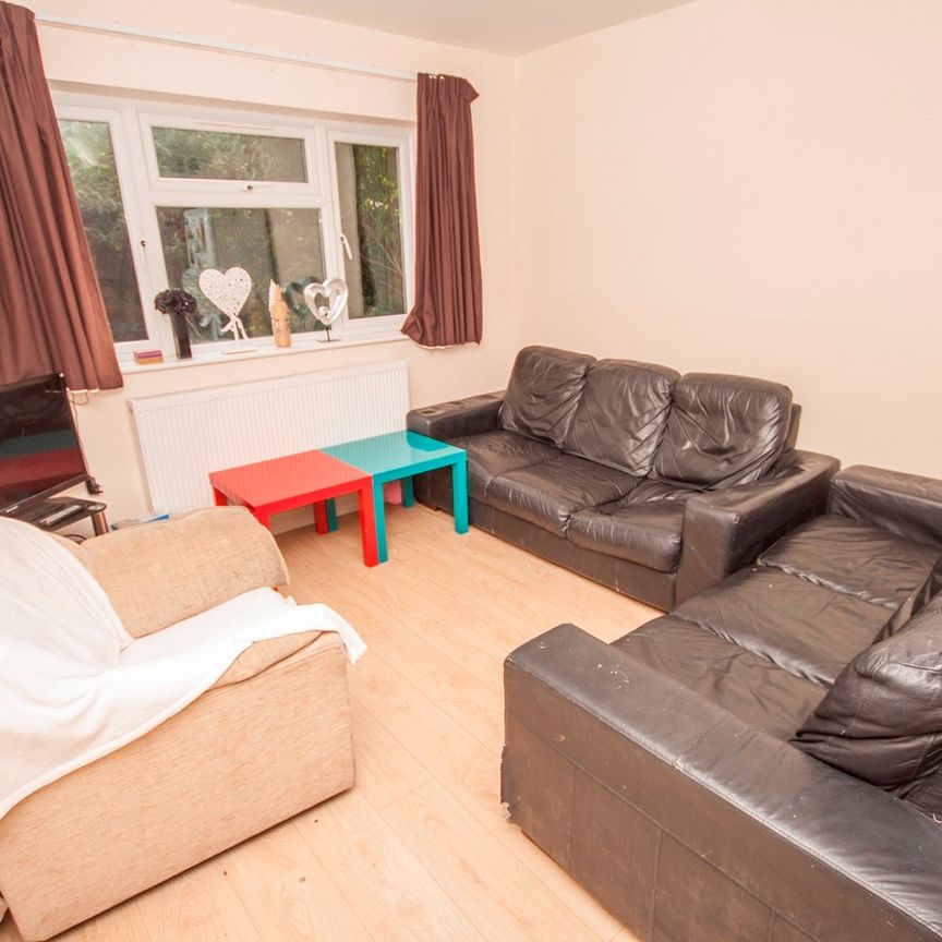 6 Bed Terraced House, Ordnance Road, SO15 - Photo 1