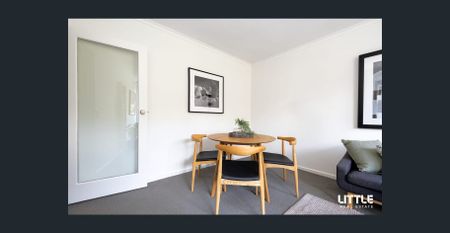 Captivating Sunlit Living - Photo 2