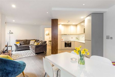 Stylish two double bed apartment in Finzels Reach development - Photo 3