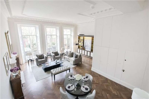 Stunning first floor three bedroom flat beautifully finished to retain the elegance and character of this period building. - Photo 1
