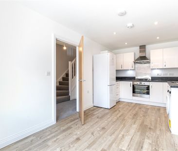 A recently built three bedroom house with driveway parking and good... - Photo 4
