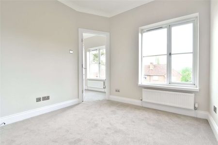 A well-proportioned apartment decorated to a high standard throughout. - Photo 2