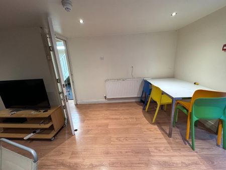 10 bedroom flat to rent - Photo 4